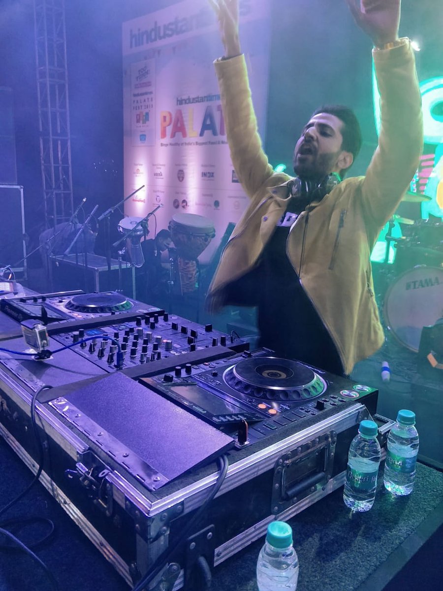 PalateFest's tweet photo. The night is still young at #HTPalateFest with @DJNYK #DelhiMusic #MusicalNight #bollywood #MusicScenes #Saturday #LiveConcert #SaturdayNight https://t.co/xawfQIwWjo