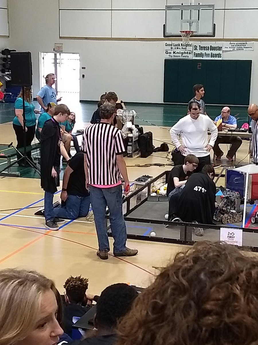 FTC4717's tweet photo. Getting set up on the field! #firsttechchallenge #secondmeet #omgrobots #first #robotics https://t.co/O0pL6ddBYq