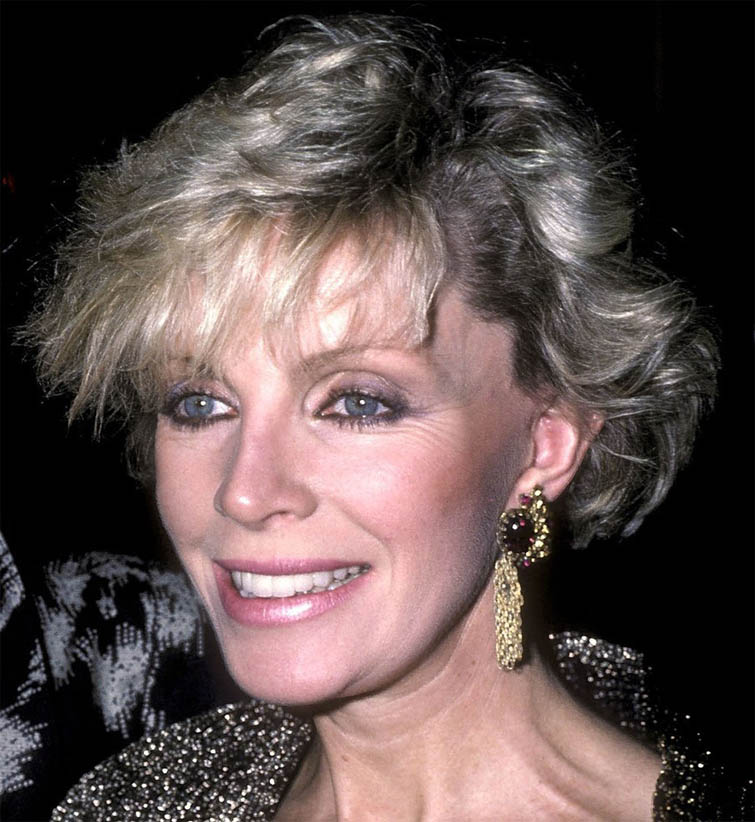 cosmofemalefm's tweet photo. #OnThisDay 1948 - Kelahiran Cassandra Harris, seorang aktris film asal Australia. Ia sempat memerankan Bond Girl dalam film For Your Eyes Only pada tahun 1981. Ia juga merupakan istri dari Pierce Brosnan. #Requestyle https://t.co/QThOoCvAXz