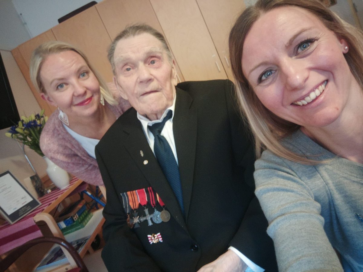 JCIAuranmaa's tweet photo. Vuoden 2018 positiivisin auranmaalainen on Tarmo Ahti, 103-vuotias sotaveteraani Koskelta. 

Kävimme onnittelemassa ja kukittamassa Tarmon. Positiivisuus taitaakin olla pitkän iän salaisuus. 

Lämpimät onnittelut!🌹😊

#vuodenpositiivisin https://t.co/ufp8K2rygt
