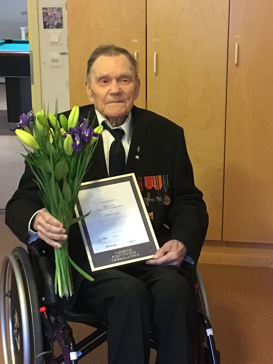 JCIAuranmaa's tweet photo. Vuoden 2018 positiivisin auranmaalainen on Tarmo Ahti, 103-vuotias sotaveteraani Koskelta. 

Kävimme onnittelemassa ja kukittamassa Tarmon. Positiivisuus taitaakin olla pitkän iän salaisuus. 

Lämpimät onnittelut!🌹😊

#vuodenpositiivisin https://t.co/ufp8K2rygt