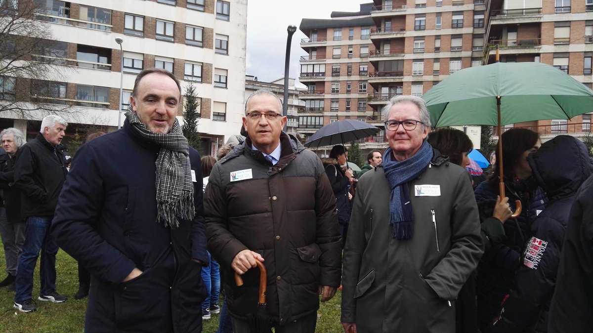 upn_navarra's tweet photo. Estamos apoyando la concentración convocada por las familias de la Plataforma por la libertad de educación. 
Sí a la libertad.
No a la imposición de Skolae
#SkolaeNoGracias 
#SkolaeInsumision https://t.co/GxxVe4IlxW
