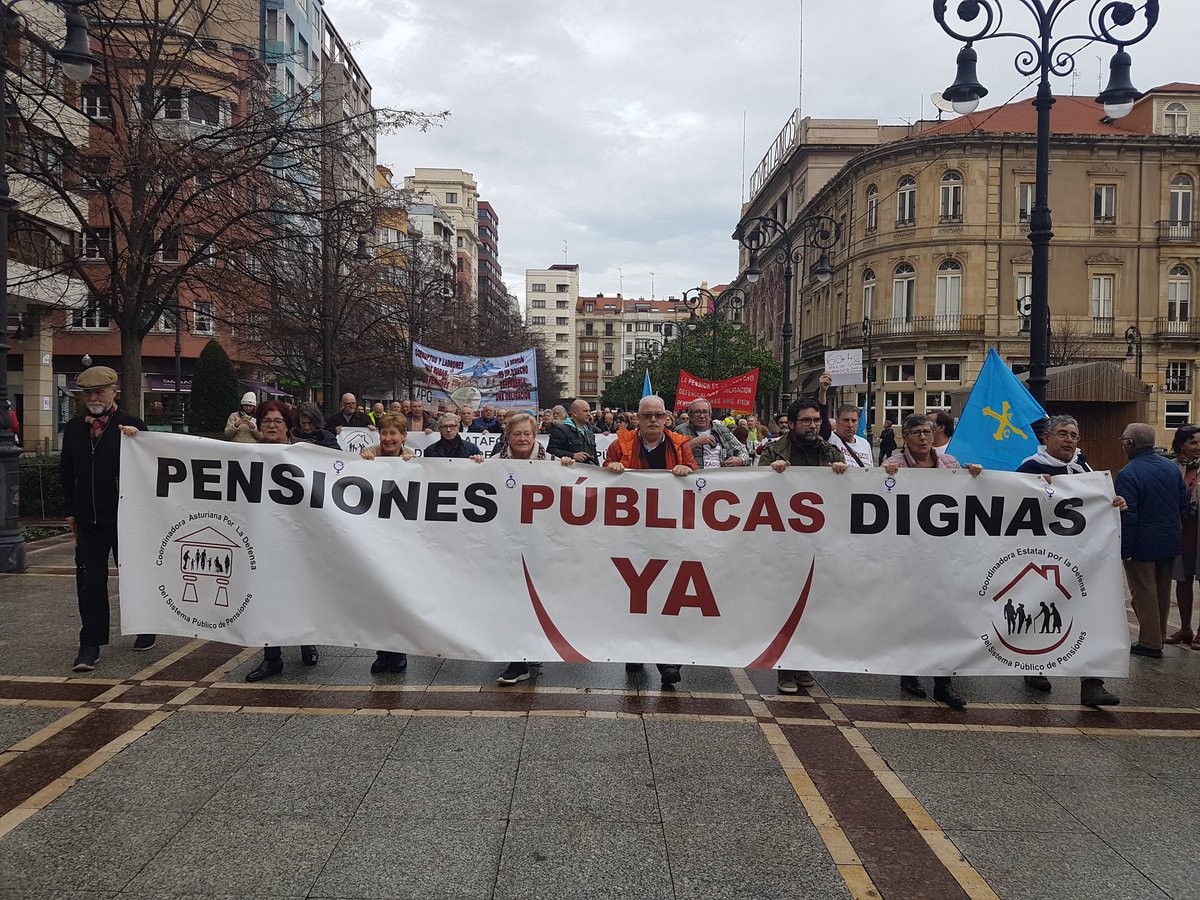 pcasturias's tweet photo. Un sábado más d lucha con nuestros pensionistas apoyando un futuro para la clase trabajadora #PensionesDignas https://t.co/tYFoFCSnA3