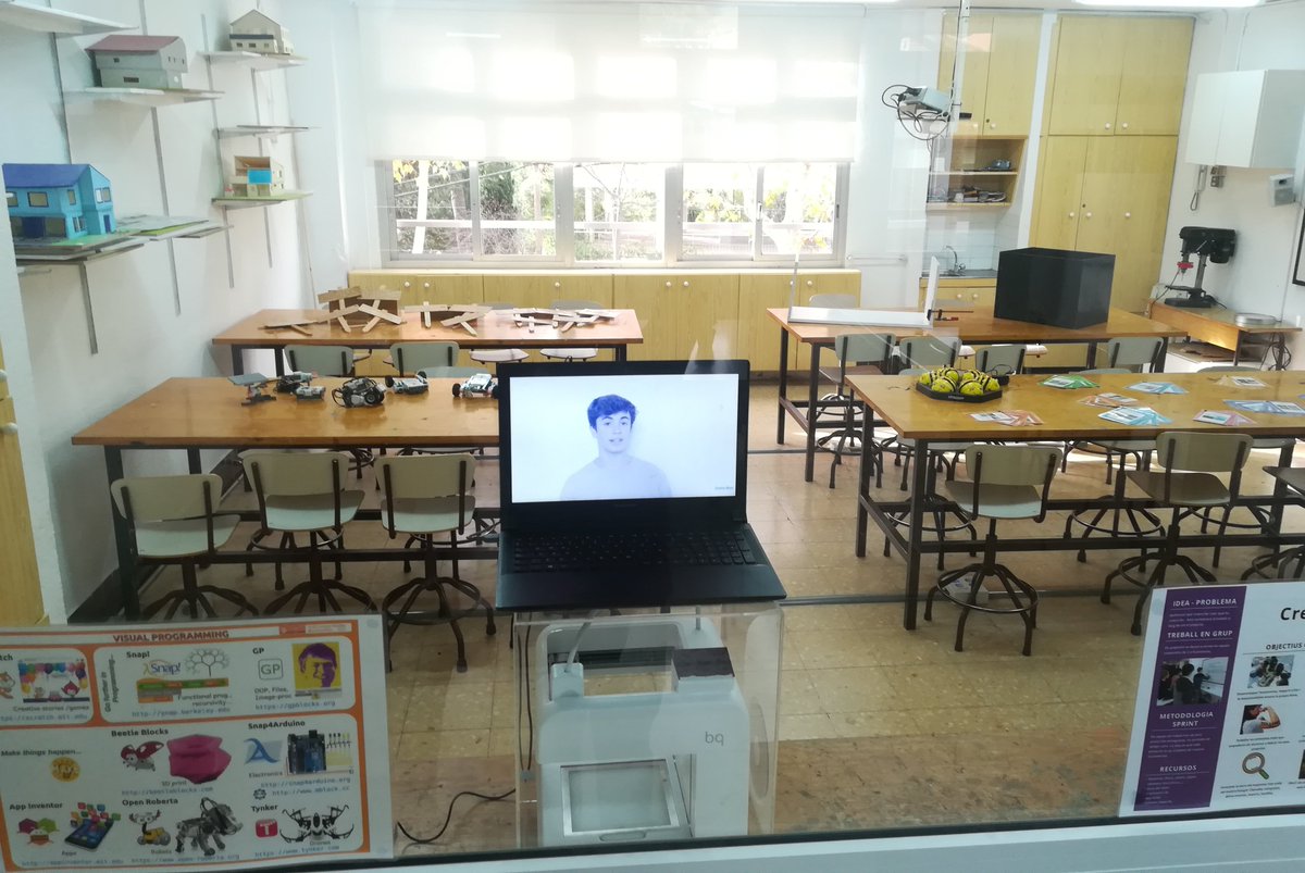 escolasadako's tweet photo. Mostra d'algunes activitats de #tecnologia d'#ESO @escolasadako al #MatiNadal18 : projectes de #CreaLabSDK , #3Dprinting , #Robotica , #Apps ... converses entre els inventors/es i famílies! https://t.co/XZq6HtvfPR