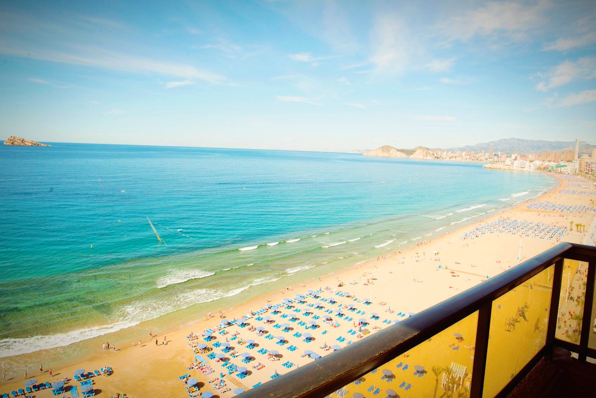 Enjoy the views and relax yourself in this cozy apartment on the seafront of Levante Beach!  alquilerenbenidorm.com #beach #holidays #breakfastwithviews #Benidorm #skyline #views #seafrontview #vacationalsrentals #alquilevante #alquileres
