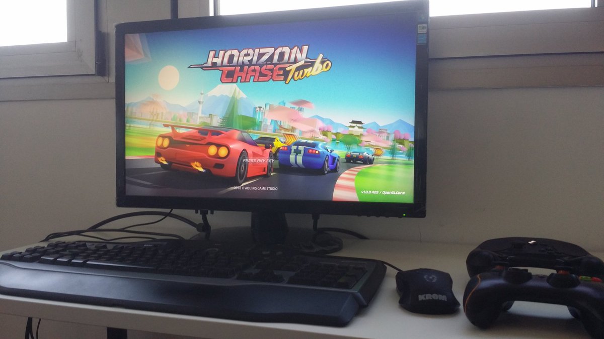 LinuxCenterES's tweet photo. Jugando al #HorizonChase en la #LanParty de #LinuxCenter ¿te vienes? Hay más ... https://t.co/AfAPYVXhFf
