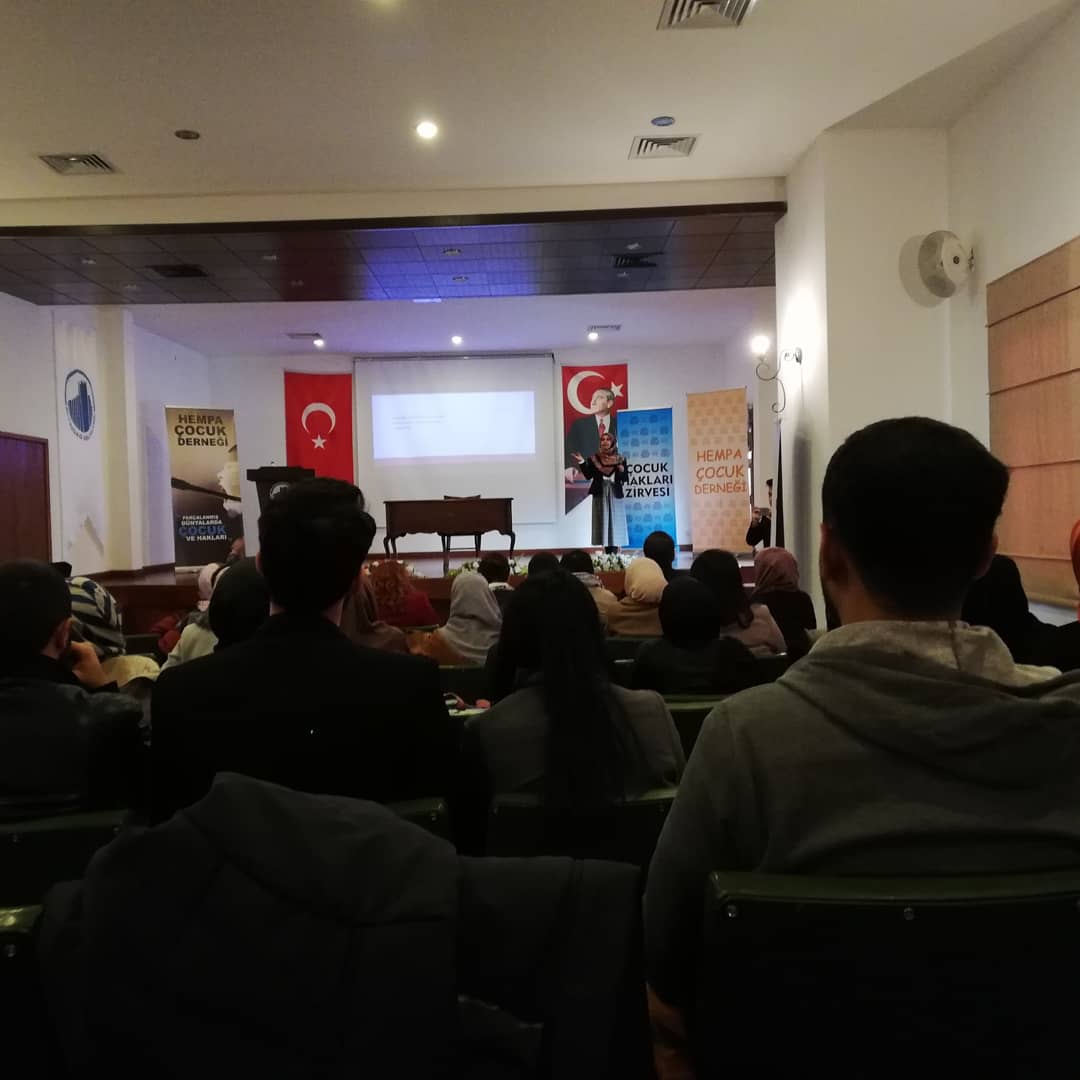 hempacocuk's tweet photo. Ankara Sosyal Bilimler Üniversitesi Öğretim Görevlisi Dr. Tuba Duman'dan "#Afrika'da Çocuk Hakları ve Çocuk Göçü" sunumunu dinliyoruz.
#ÇocukHakları #Hempa https://t.co/V3KT9f5d5y
