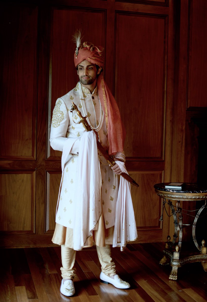 SolteeUK's tweet photo. Our Soltee Groom Krish giving off total Maharaja vibes as he poses within his bespoke groomswear. We curate all menswear bespoke for each client simply contact us on +44 (0)121 554 7543
#menswear #Mensfashion #menstyle #designermenswear #groomswear #solteeman #solteeuk https://t.co/VLcrC2Pc9t