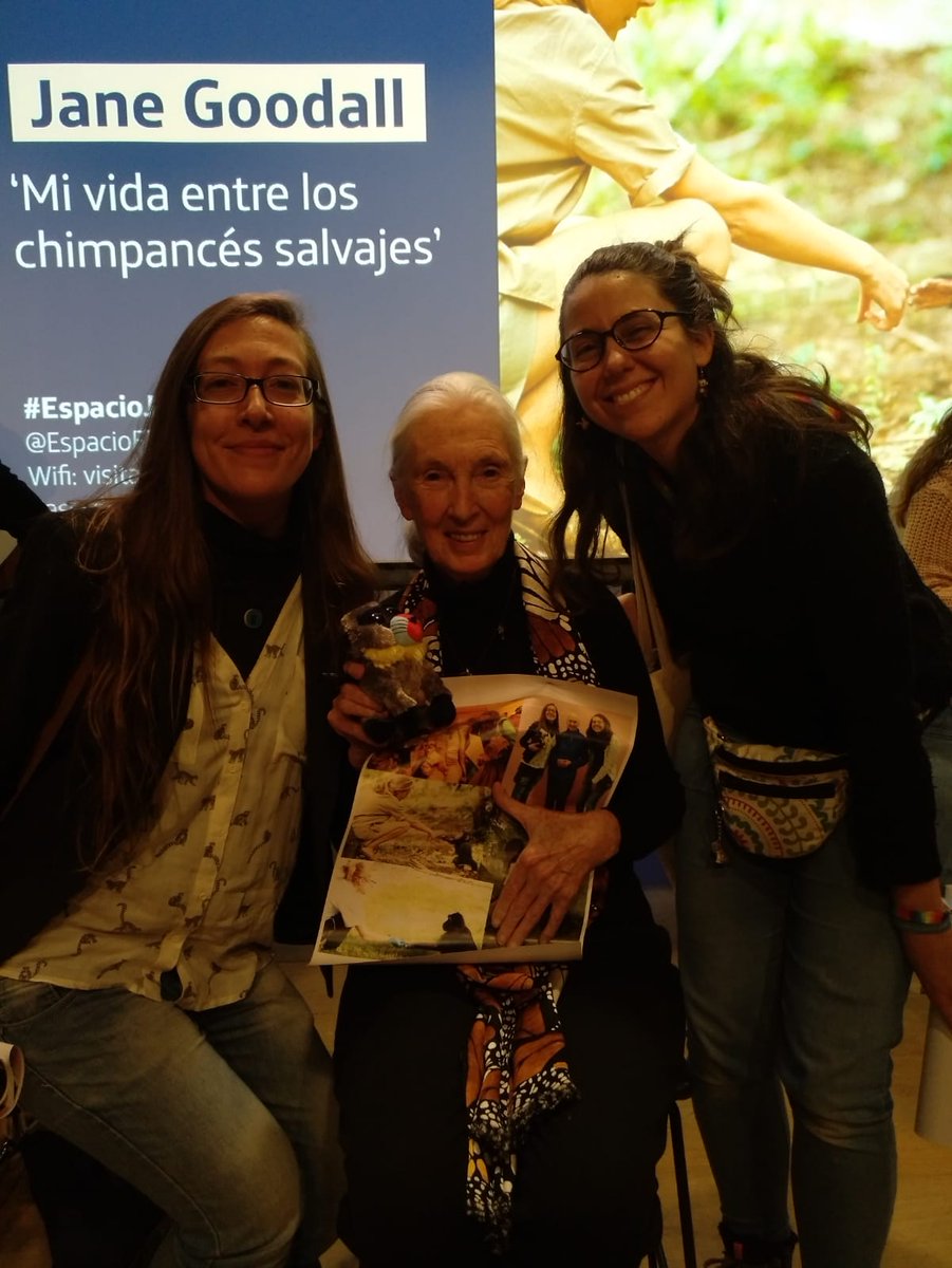 PapaverMarmoli's tweet photo. Gracias por ser la inspiración de dos jóvenes primatólogas Jane! @NazaretPapaver @JaneGoodallEspa https://t.co/gnSMo9fMC4
