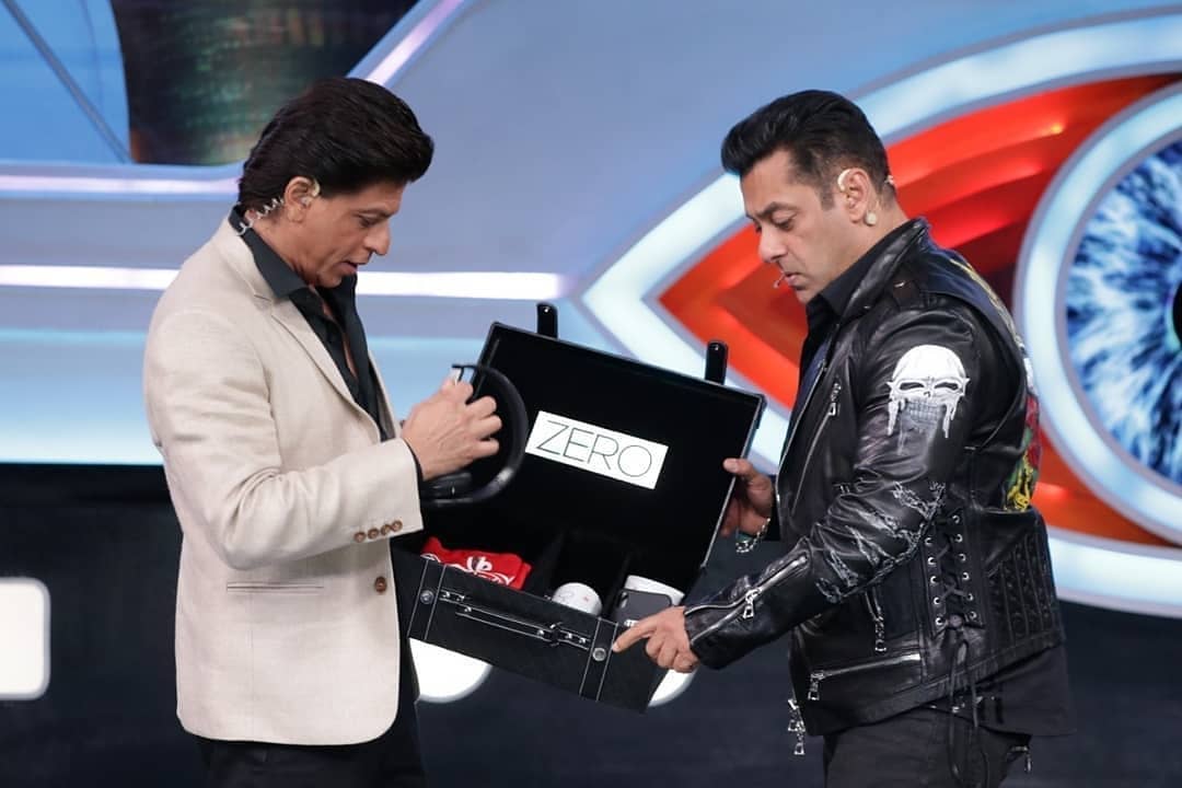 SRKUmriCFC's tweet image. #Repost @RedChilliesEnt
The @BiggBoss stage is on fire with @iamsrk and @BeingSalmanKhan dancing together on #Issaqbaazi!
Catch them tonight and tomorrow at 9 pm on @ColorsTV ! #6DaysToZero