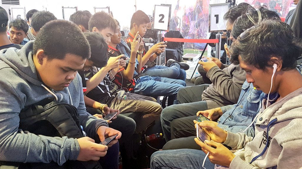 smartfrenworld's tweet photo. Oh iya, Mobile Legends Competition juga masih berlangsung lho Millennials! Tempatnya persis di sebelah booth Smartfren. Di hari kedua #Sweet17TRANSMEDIA ini makin menegangkan untuk menangin hadiah total 60juta. Yuk ikut #MabarUnlimited! #SmartfrenDay #GoUnlimitedl https://t.co/Snjy51A90J