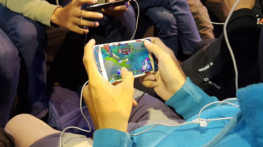 smartfrenworld's tweet photo. Oh iya, Mobile Legends Competition juga masih berlangsung lho Millennials! Tempatnya persis di sebelah booth Smartfren. Di hari kedua #Sweet17TRANSMEDIA ini makin menegangkan untuk menangin hadiah total 60juta. Yuk ikut #MabarUnlimited! #SmartfrenDay #GoUnlimitedl https://t.co/Snjy51A90J
