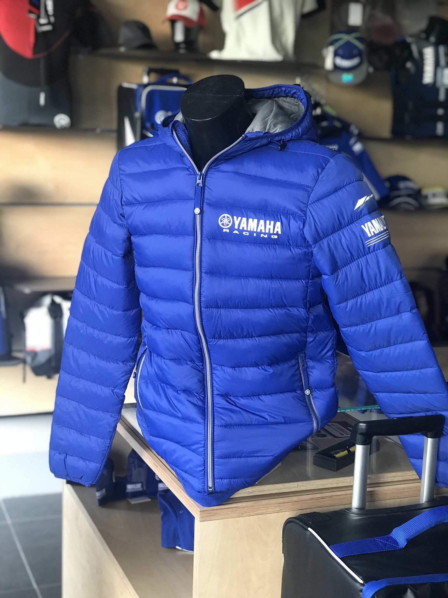 inteligente mantener débiles Yamaha Eduardo Castro Motos on Twitter: "BOUTIQUE | ANORAK YAMAHA. Los  tenemos disponibles en dos colores: azul y negro. ¡Ven a verlos! #yamaha  #yamahaboutique #boutique #yamahamotor #yamahateam #yamaharacing #anorak  #yamahacompeticion ...