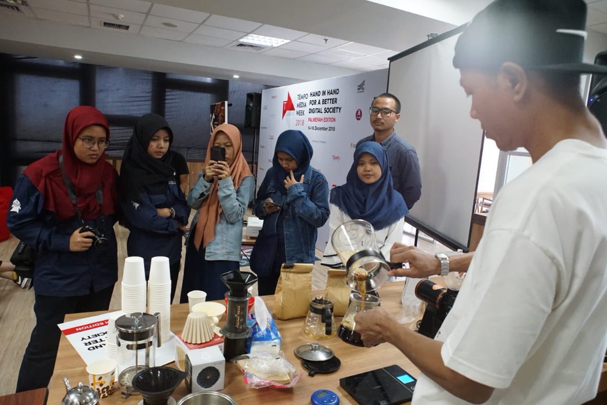 ngopidikantor's tweet photo. Di sela workshop #TempoMediaWeek, #ngopidikantor juga menyeduh kopi Argopuro, natural dari 7seven (Bogor) dan Limau Cirago Solok, honey dari Panna Coffee (Semarang) https://t.co/oZuRrDSfEz
