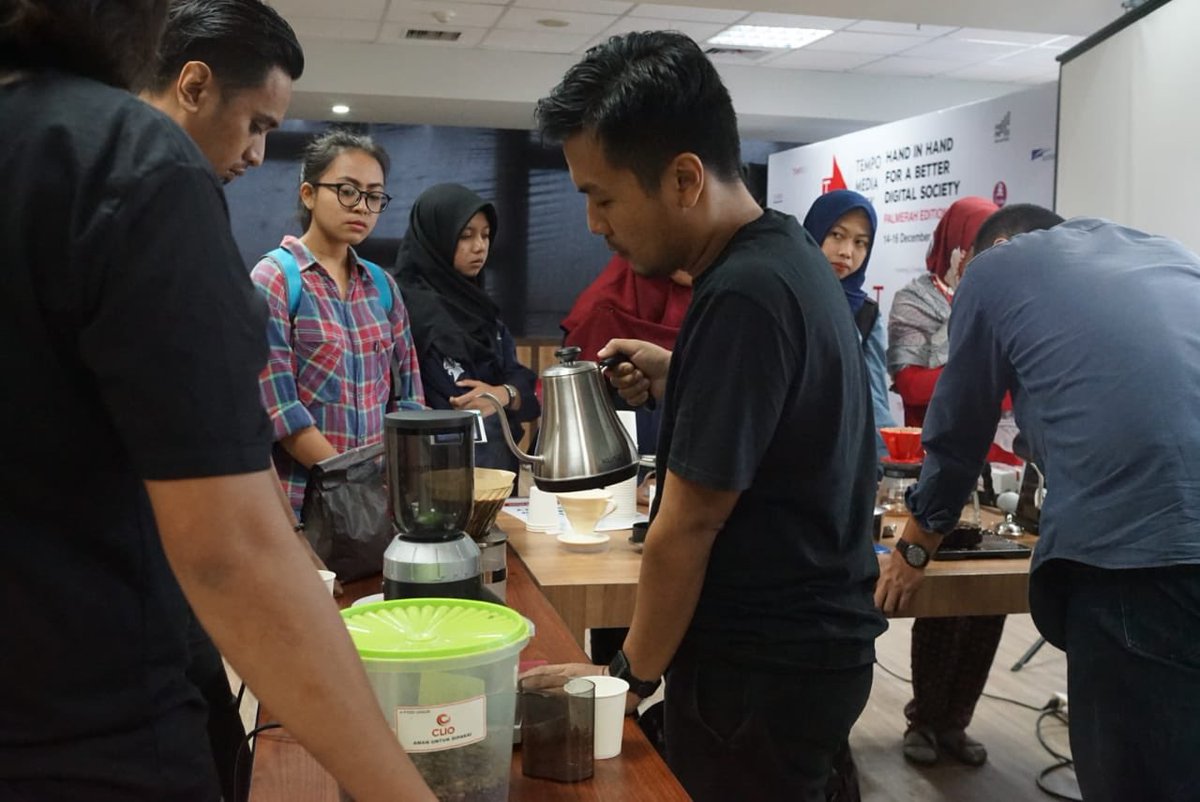 ngopidikantor's tweet photo. Di sela workshop #TempoMediaWeek, #ngopidikantor juga menyeduh kopi Argopuro, natural dari 7seven (Bogor) dan Limau Cirago Solok, honey dari Panna Coffee (Semarang) https://t.co/oZuRrDSfEz