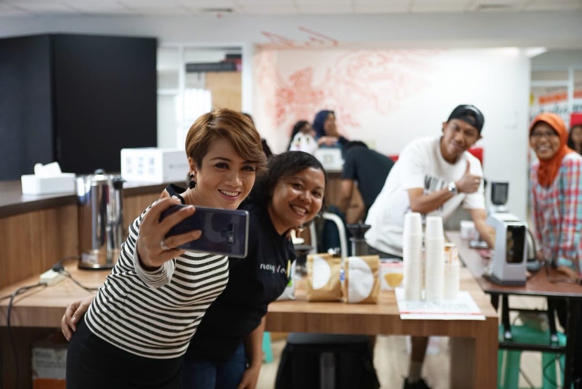 ngopidikantor's tweet photo. Di sela workshop #TempoMediaWeek, #ngopidikantor juga menyeduh kopi Argopuro, natural dari 7seven (Bogor) dan Limau Cirago Solok, honey dari Panna Coffee (Semarang) https://t.co/oZuRrDSfEz