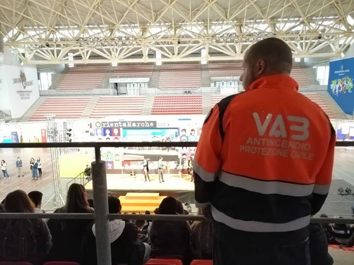 VabMarche's tweet photo. Si sono concluse ieri le giornate di Orientamarche che ci hanno visto impegnati nella sorveglianza antincendio del Palaprometeo. 

#vabmarche #vigilanzaantincendio #orientamarche #palaprometeo #stevejobs https://t.co/g7fMRJULC5