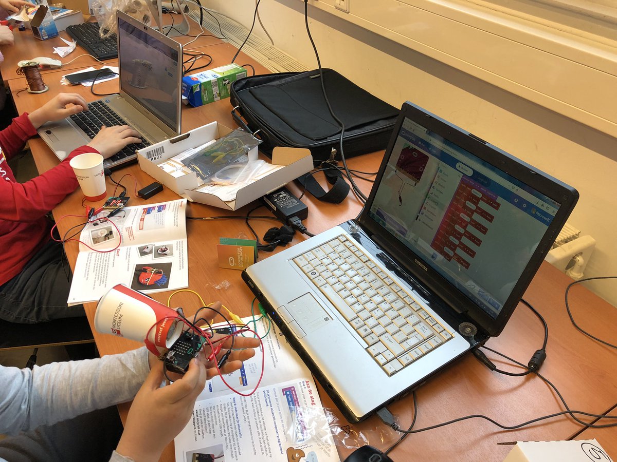 Coderdojo020's tweet image. Wat een gaaf spul die #digiklooikoffers van @FutureNLorg ! De kinderen zijn zo geconcentreerd, zelfstandig en enthousiast aan de slag :)