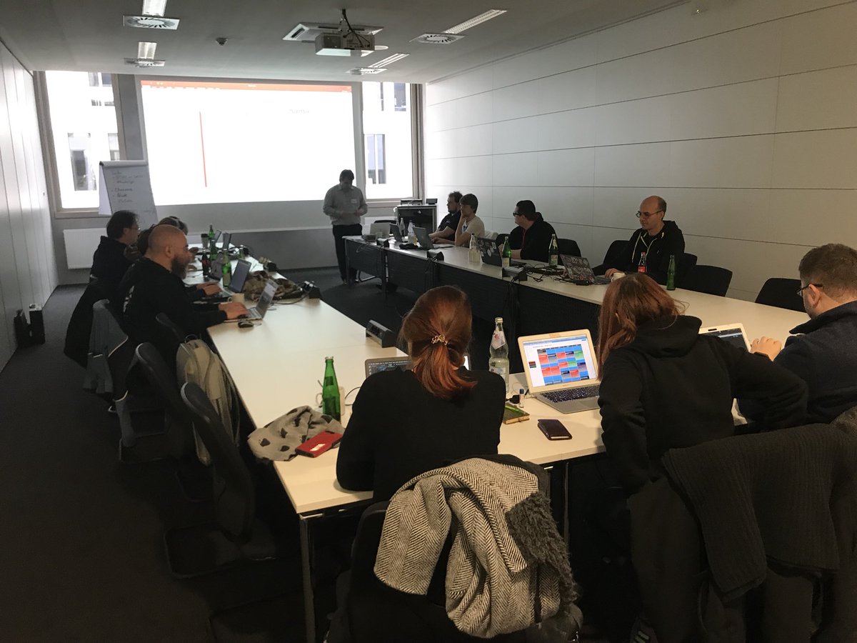 Latti_Nbg's tweet image. Nach der Pause frisch ans Werk. #Vuejs Workshop mit @marcteufel @SCC_at_DATEV  #Hackerkegeln