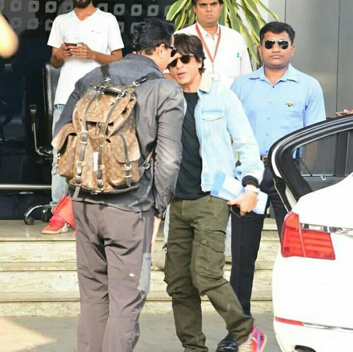 SRKUniverse's tweet image. SRK clicked heading to Lucknow for Zero promotion!
#6DaysToZero