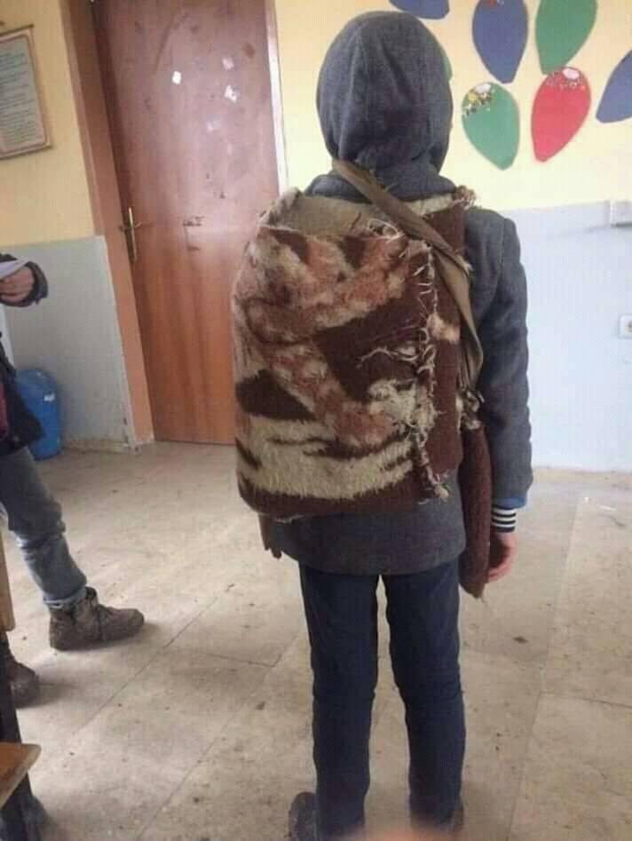mkarakas02's tweet photo. Ey cemati müslimin haberiniz olsun çıldırdık!
Bu fotoğrafı paylaşan öğretmeni görevden aldılar.
Emin olun çocuğuna battaniyeden çanta yapan #anneyi  #vatandaşlıktan #atsalar #şaşırmam. https://t.co/nyaLJ5kYWB