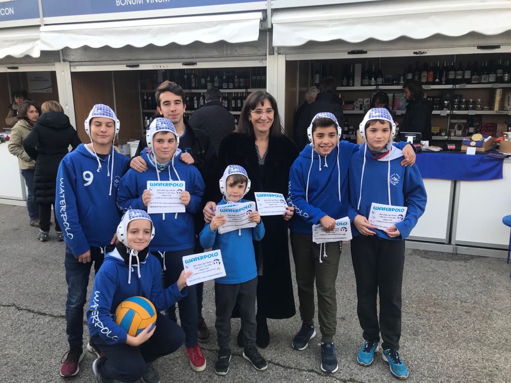 Nuestros chicos en la Feria del regalo de Navidad de <a href="/ayto_pozuelo/">Ayto Pozuelo de Alarcón</a> con nuestra alcaldesa <a href="/spquislant/">Susana P. Quislant</a>