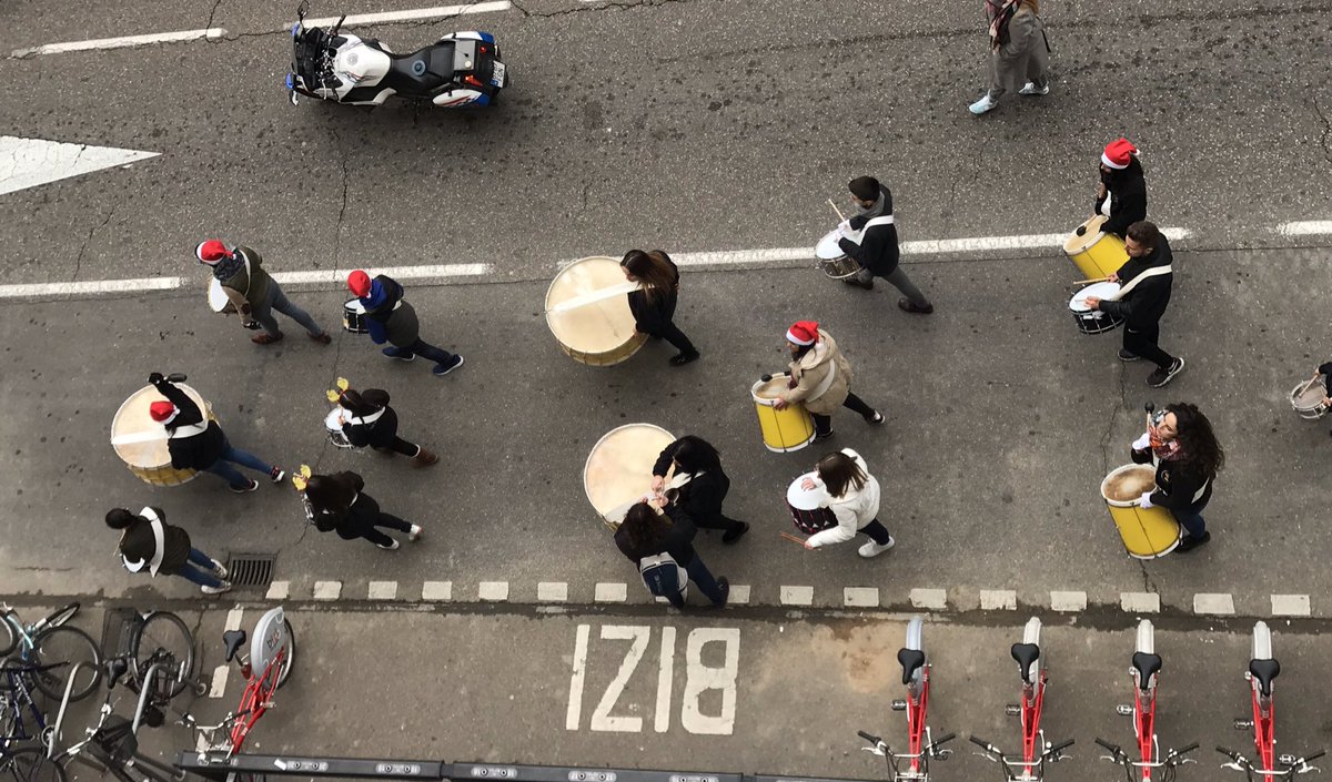 Ahora mismo terminando la recogida de alimentos de los costaleros de <a href="/eucaristia_zgz/">Eucaristia</a> 💛🥛🥔🥖 #pasionzgz