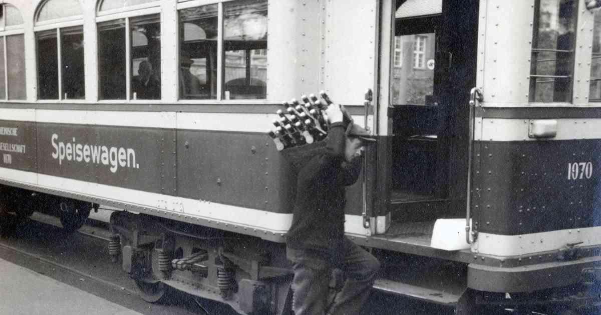 wznewsline's tweet photo. „Liebesbrief“ an den U76-Speisewagen zwischen Düsseldorf und Krefeld https://t.co/6I4MpR453d https://t.co/0ZqEW3dWva