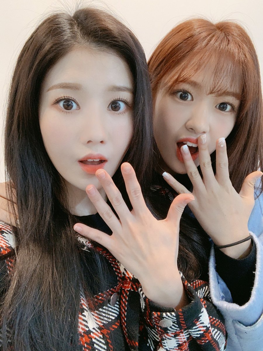 official_izone's tweet photo. [#OMYIZ] 놀랍다 놀라워😯🤦🏻 주말까지 책임지는 권셀럽과 안콩순😭 위즈원도 함께 풀었을 받쓰까지! 정말 서프라이즈 한 세러데이나잇🌛 온 세상 사람들에게 내꺼라고 외치고 싶어지는 추억의 의상까지🎀 은비와 유진이는 왜 항상 같은 티만 입고 다녀요🤔?

#큐티 #프리티 https://t.co/aOcr2x7GvE