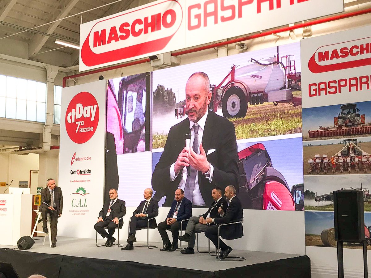 TracMag's tweet photo. Live from #ContoterzistaDay2018 at #MaschioGaspardo @mggroupspa con Alessandro Malavolti, Albano Agabiti, Roberto Rinaldin, Gianni Dalla Bernardina, Giuseppe Pan.

@Contoterzisti #Federumacoma #UNACMA #UNCAI #ContoterzistaDay #CtDay2018 #CTday #contoterzisti #agricoltura #TracMag https://t.co/8wdh3uMOo8