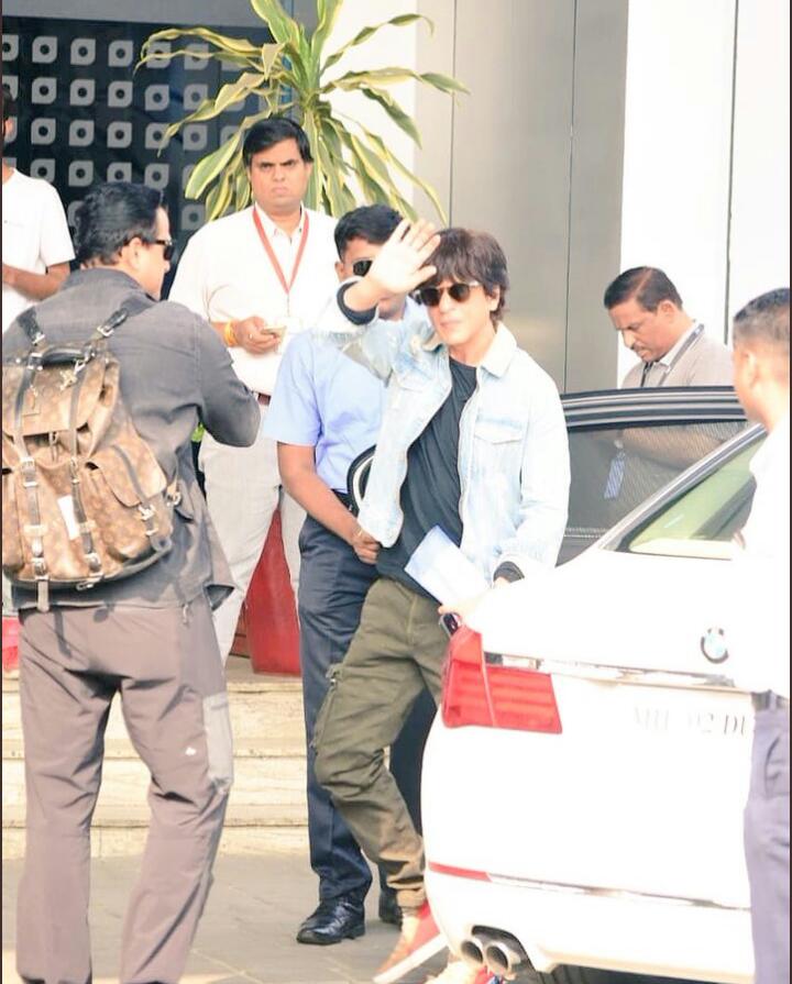 SRKFCRajarhat's tweet photo. Superstar @iamsrk Clicked heading to Lucknow for #ZeroPromotion
#6DaysToZero
#Zero21Dec
@SRKCHENNAIFC
@Zero21Dec https://t.co/CASyAU44nJ