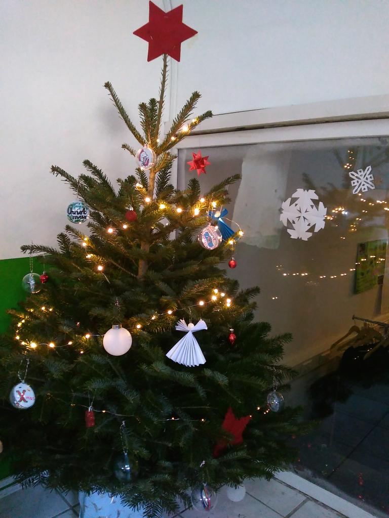 Queerreferat_AC's tweet photo. It's Christmas in our heaarts <3 #notsostraight #hohohomo #maketheyuletidegay https://t.co/onNjujT3kB