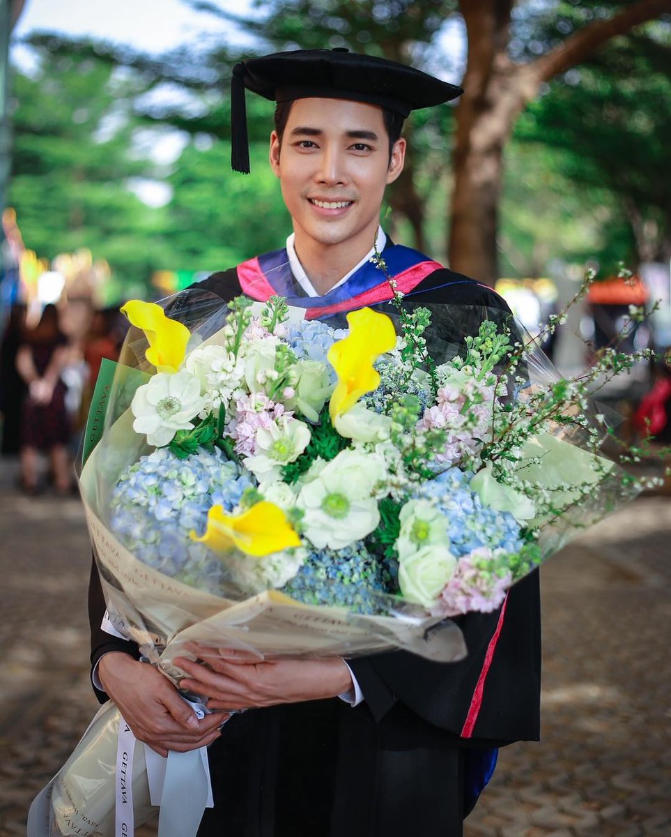 ขอบคุณพี่เฟี๊ยนะครับสำหรับดอกไม้สวยๆ @.fiat_gettava @gettava_thailand ❤️🙏🏻🎓