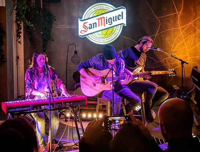"Give it back to me… everything" 🎹👐🎸 •
•
•
Nina, Paco & Sean #praying at #lafábrica @SanMiguel #Burgos. @morgan_musica feat. @dineromusic.
#Musicexplorers ~ #Capiscol. » https://ift.tt/2SNhGi8
