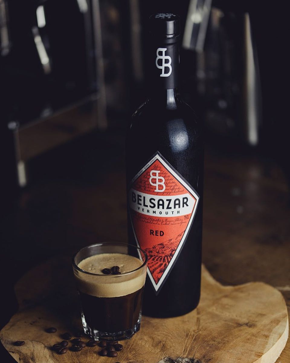 Hay muchas maneras de disfrutar de @belsazar_vermouth. Hoy os proponemos preparar un  #EspressoMartini con el vermú de espíritu berlinés: 
5cl de #BelsazarRed
4cl de café espresso
1 cl de sirope de agave
 
#WorldClassSpain #WorldClassDrinks