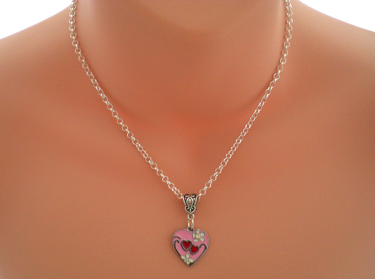 A pretty #stockingfiller for a girl or lady - or just think ahead to #valentinesday. #heartpendant #heartnecklace #pinkpendant #pinknecklace #etsyfinds #etsyhandmade #etsyshop #EtsySeller etsy.com/uk/listing/585…