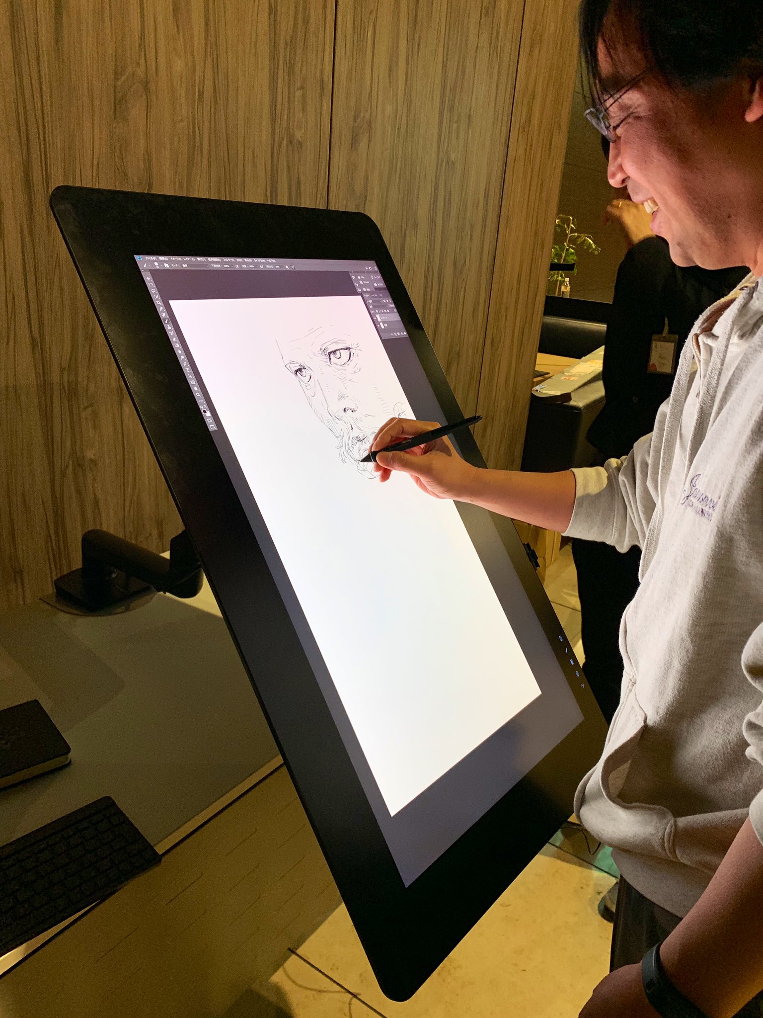松野美穂 Matsuno Miho ワコムさんのパーティでドローイングをする有田 Mitsuhiroarita さん 32インチ液タブの縦置きはイーゼルにキャンバスを立てて描く感覚で なんかもう次の新しい時代が来てるなって思いました 立って手を大きく動かして描いたり