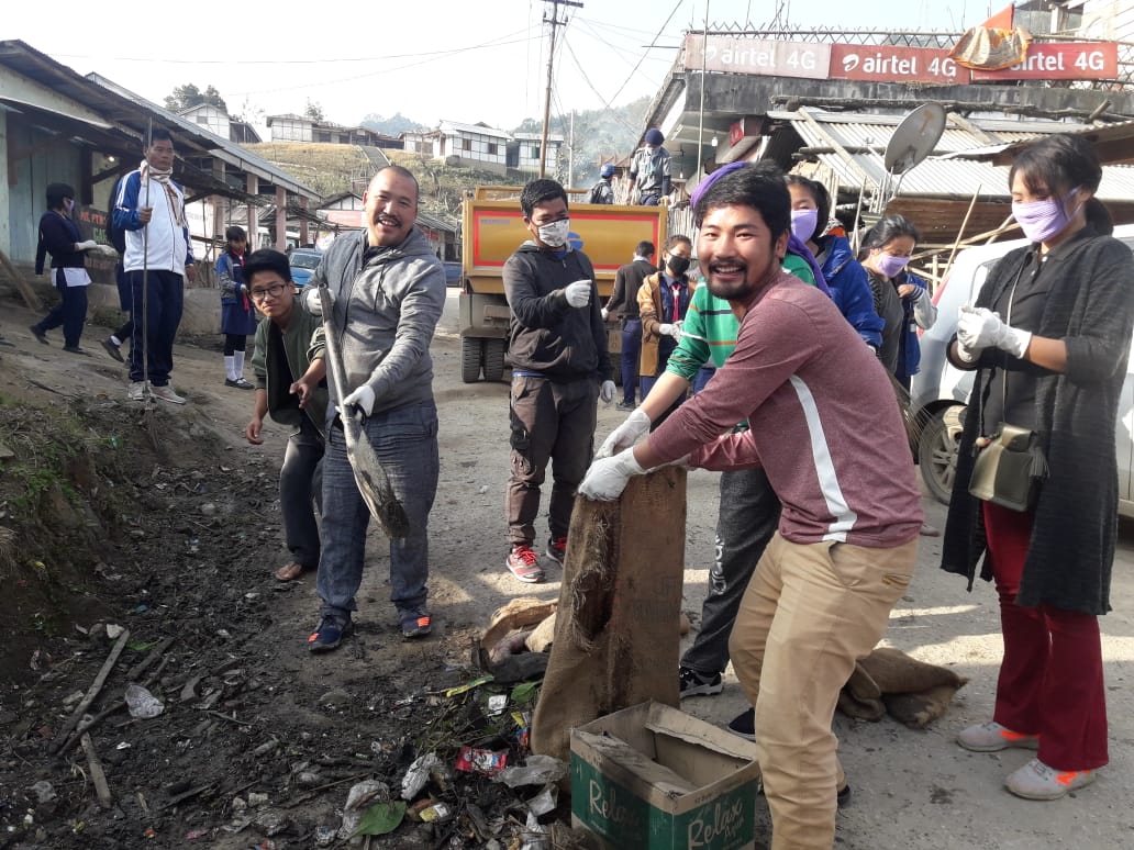 DistLower's tweet photo. Kamelians turn up for Swachta Abhiyan to Mark the first foundation day led by HMLA Shri Tamar Murtem,  DC Moki Loyi, SP John Pada, RAEWA members, NGOs, churchess, students etc,@ArunachalDIPR @ArunachalCMO @PemaKhanduBJP @MurtemTamar https://t.co/f18O84CPcl