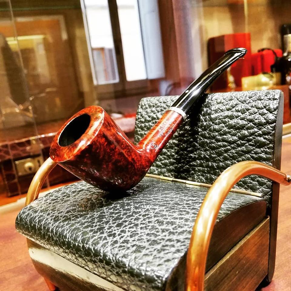 FincatoPipes's tweet photo. Dunhill, Amber Root

#dunhill #amberoot #dunhillpipes #pipedunhill #pipesmoking #handmade #pipecollection #pipeclub #slowsmoke #pipesmokingcommunity #pipe #smoke #smoking #elegance #gentlemanstyle #fincato #fincatolacasadelhabano #lacasadelhabano #roma https://t.co/jxmhCZ5dyF