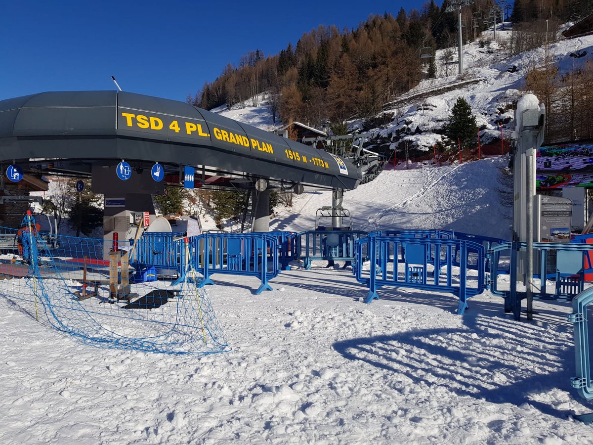 PNSteFoy's tweet photo. Its OPENING DAY in Sainte Foy! Pristine slopes, glorious sunshine and there's not a lift queue in sight! What more could you ask for?!

#saintefoy #4SteFR #stefoy #openingday #winter1819 #PNsnowpics #premiereneige #skitime https://t.co/vx6USeZRLp
