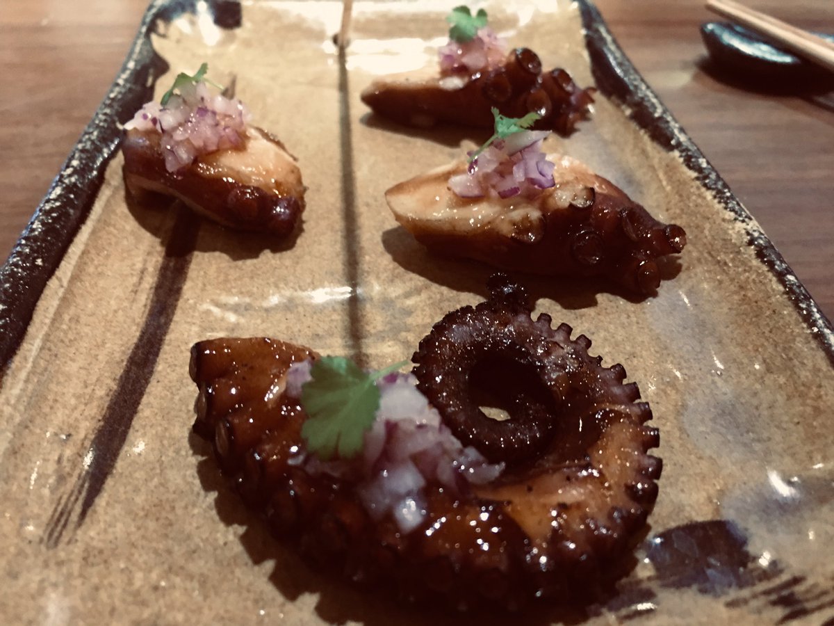 EVernacci's tweet photo. @UmikoRest cada día sorprende a más y a mejor. Estos chicos se han labrado un camino mucho más allá que otros recientemente estrellados. La ostra con ají, el funjan concaviar, el pulpo a baja y, sobre todo, unas angulas con mantequilla de ajo y Sake de 1995 fabulosas. https://t.co/VKxpJU6o8f