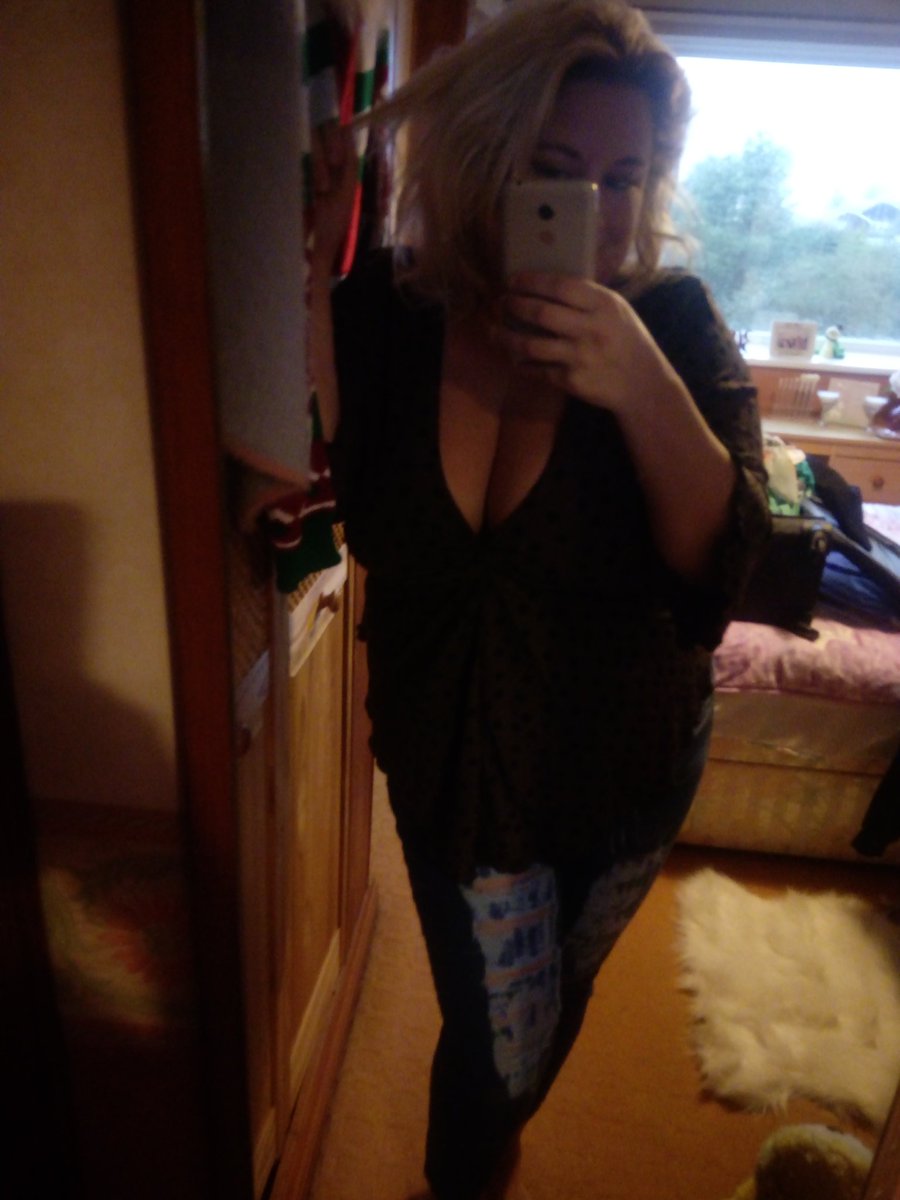 ShelyP21's tweet photo. Loving my new top and jeans ..thank you @boohoo β€οΈ #newclothes #myboohoostyle #boohoo #happyshell https://t.co/nw1n8WvLkQ
