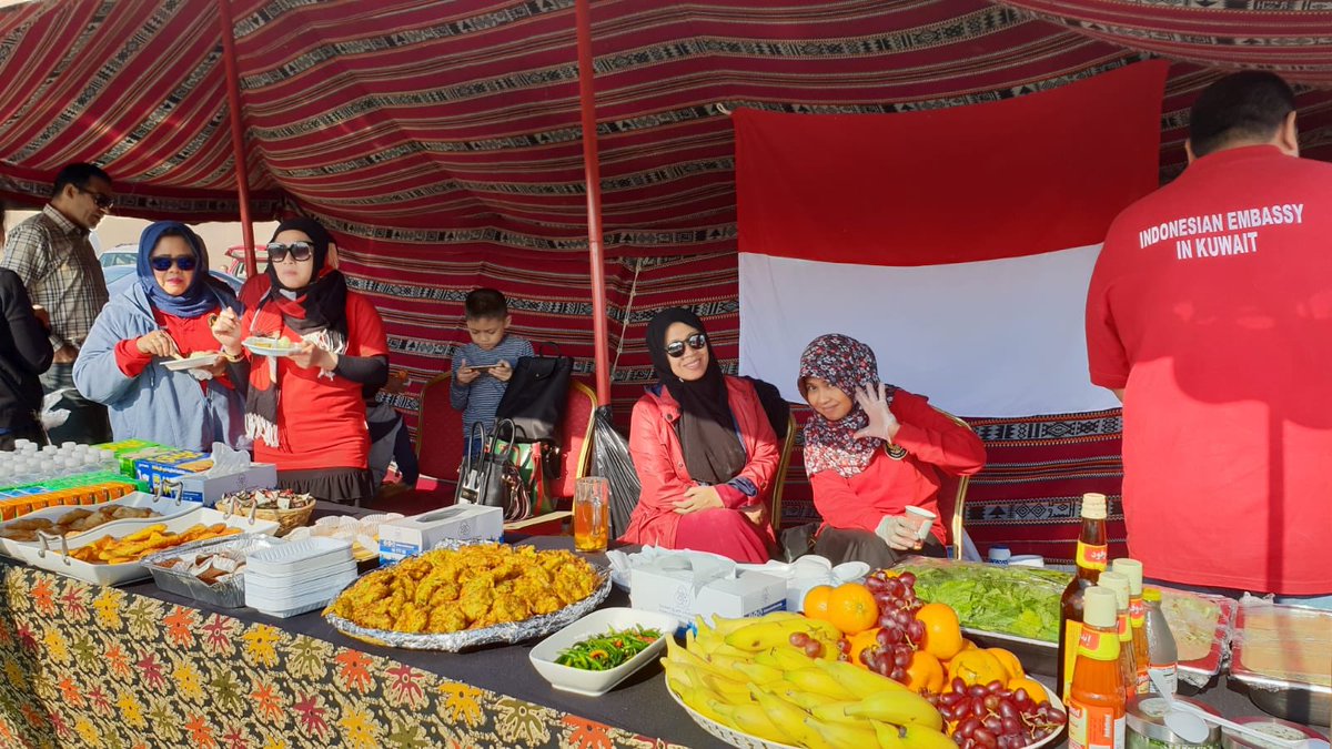 IndonesiaInKWT's tweet image. 2. Para staf KBRI Kuwait yang mewakili Indonesia pada acara tersebut membuka booth yang diisi oleh makanan khas Indonesia. #KBRIKuwait #ASEANFamDay