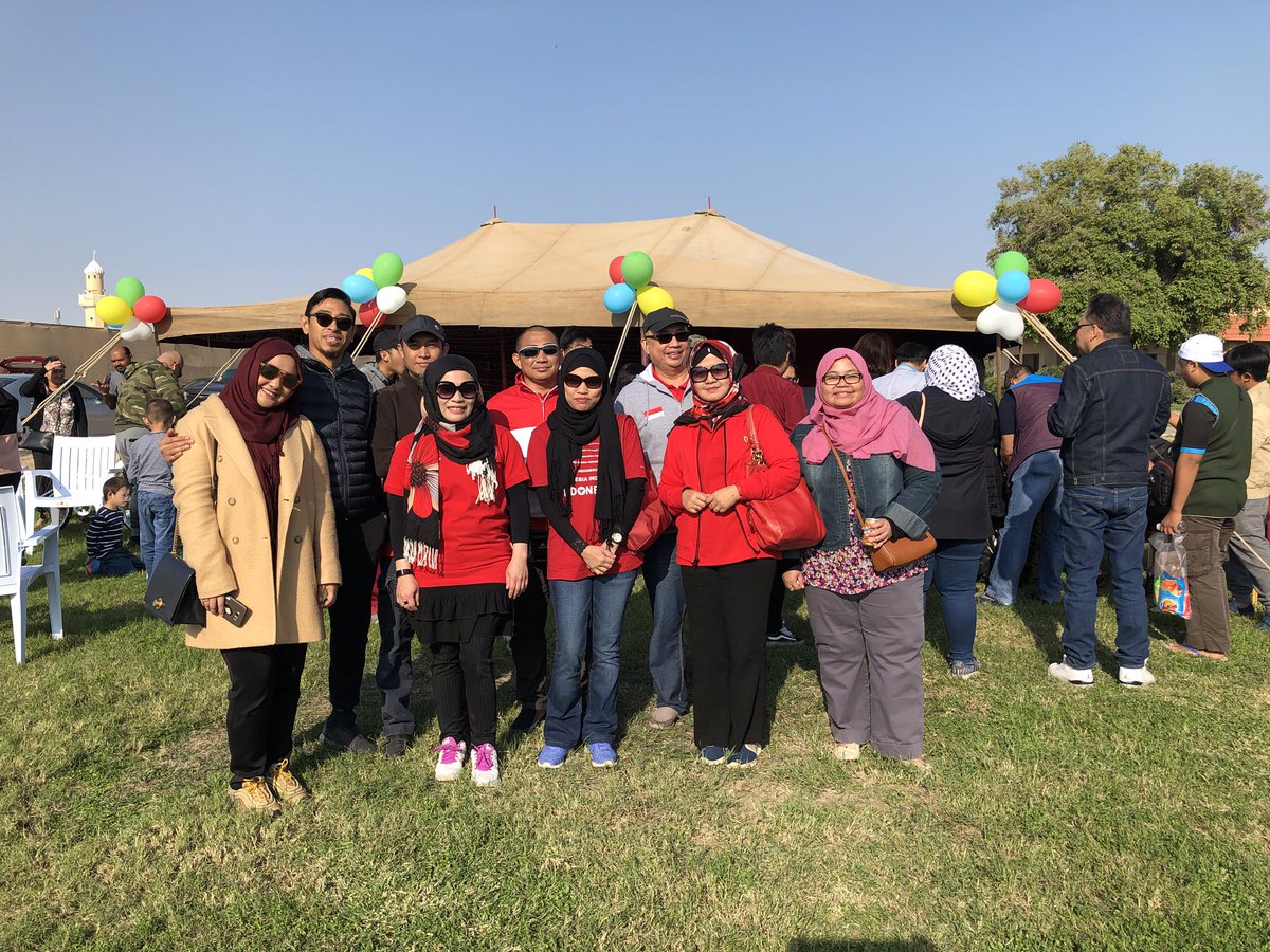 IndonesiaInKWT's tweet image. 2. Para staf KBRI Kuwait yang mewakili Indonesia pada acara tersebut membuka booth yang diisi oleh makanan khas Indonesia. #KBRIKuwait #ASEANFamDay
