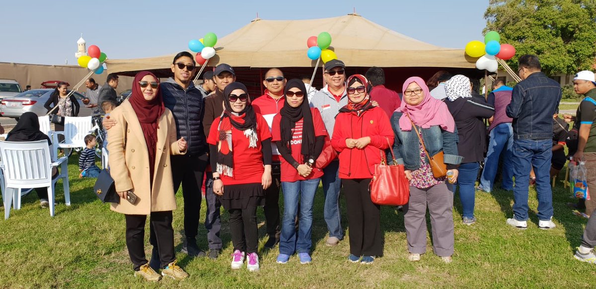 IndonesiaInKWT's tweet image. 2. Para staf KBRI Kuwait yang mewakili Indonesia pada acara tersebut membuka booth yang diisi oleh makanan khas Indonesia. #KBRIKuwait #ASEANFamDay