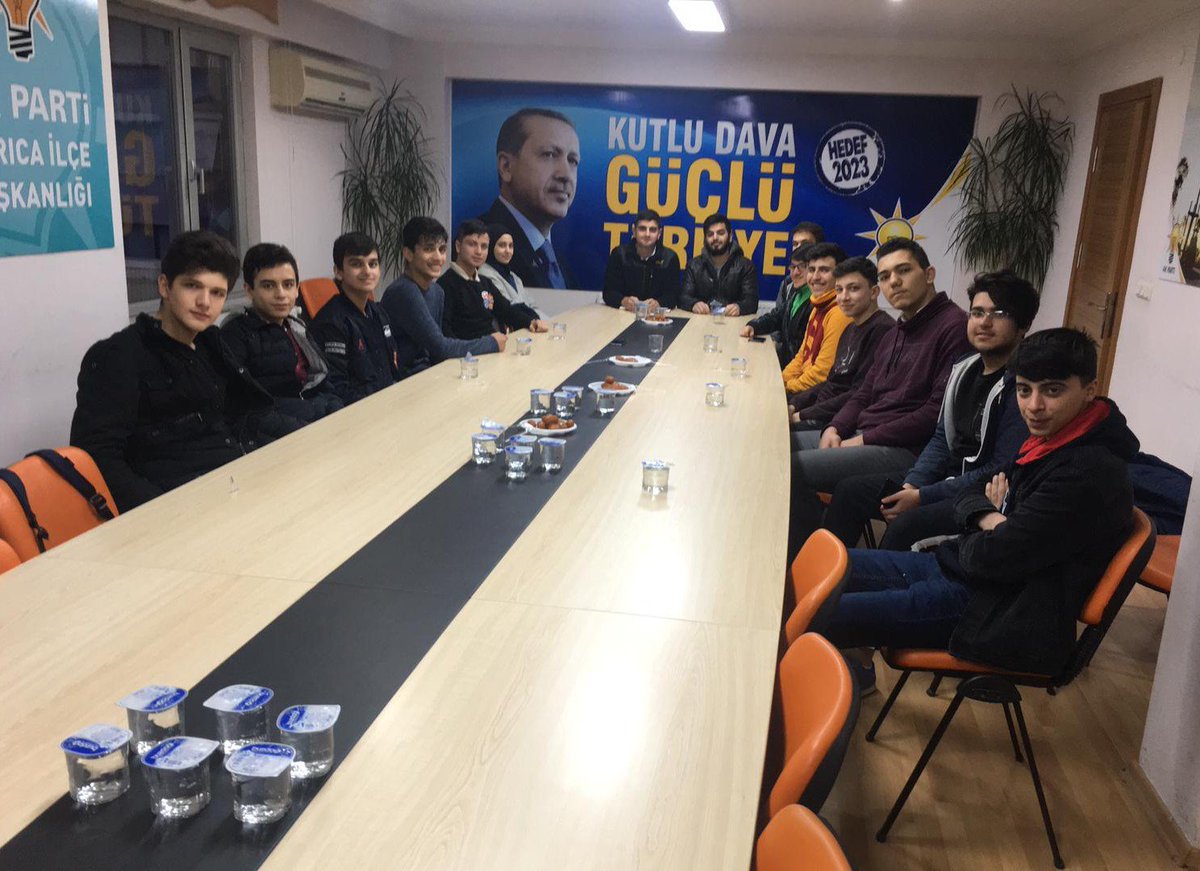 aklisedarica's tweet photo. Haftalık Olağan Yönetim Kurulu Toplantımızı Gerçekleştirdik. Ziyaretimize Gelen Kazım Karabekir Mahalle Başkan Vekili Ve Yönetimine Teşekkür Ederiz. 
@SemihTayyipGlcn 
@ChRamazanoglu https://t.co/0z6fzWTl2F