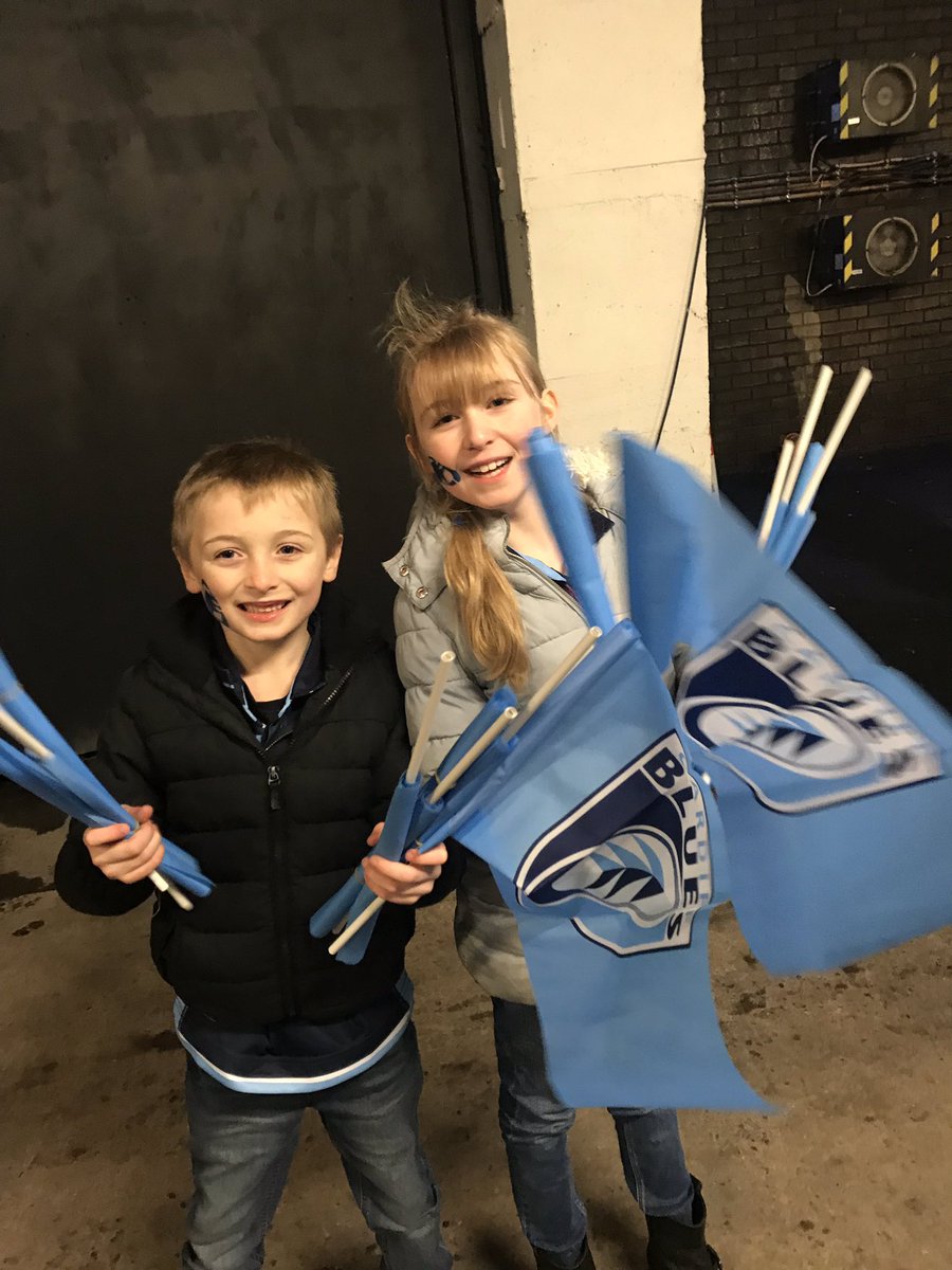sasshop's tweet photo. These two were little stars helping dish out flags for @cardiff_blues โญ๏ธ โญ๏ธ #freezing #slightlydamp https://t.co/pA09GzmvHp