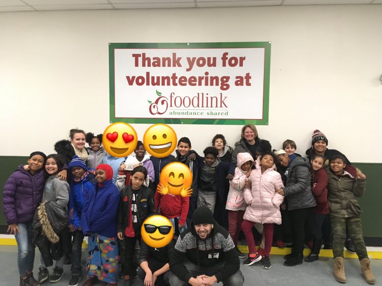 RCSchool8's tweet photo. Our #fifthgrade scholars volunteered at @FoodlinkNY #empathyandcaring #serviceandcompassion @RCSDcommschools @rcsdinnovation @RCSDNYS https://t.co/8BKf2Ftuvo