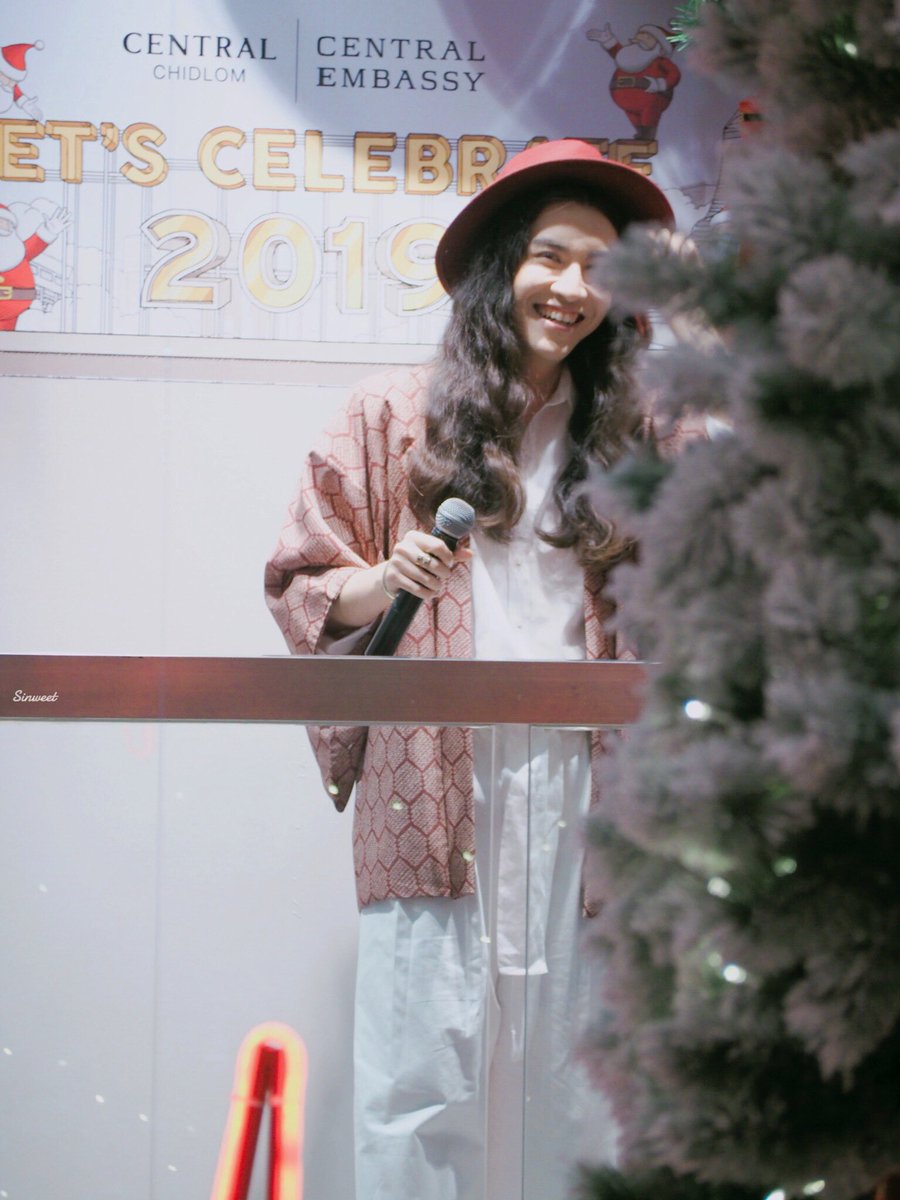 sinweet's tweet image. 🎄🎄🎄🎅🏻🎤💕😌🎄🎄🎄
เป็นการยืนร้อง/ฟังเพลงในมิติใหม่ 😂 แต่คนร้องยังน่ารัก และเพลงยังเพราะเหมือนเดิม 😘

#sinofficial 
#whoissin 
#LetsCelebrate2019