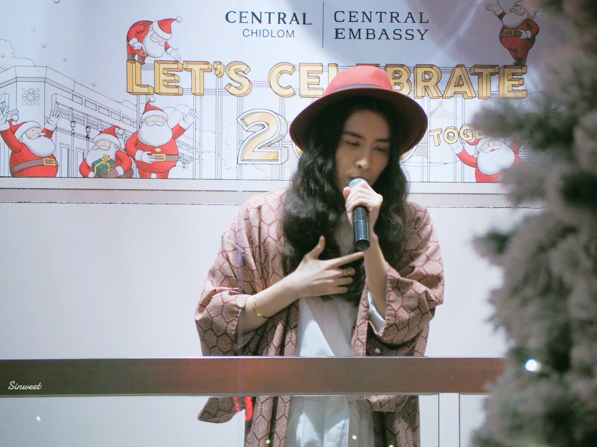 sinweet's tweet image. 🎄🎄🎄🎅🏻🎤💕😌🎄🎄🎄
เป็นการยืนร้อง/ฟังเพลงในมิติใหม่ 😂 แต่คนร้องยังน่ารัก และเพลงยังเพราะเหมือนเดิม 😘

#sinofficial 
#whoissin 
#LetsCelebrate2019